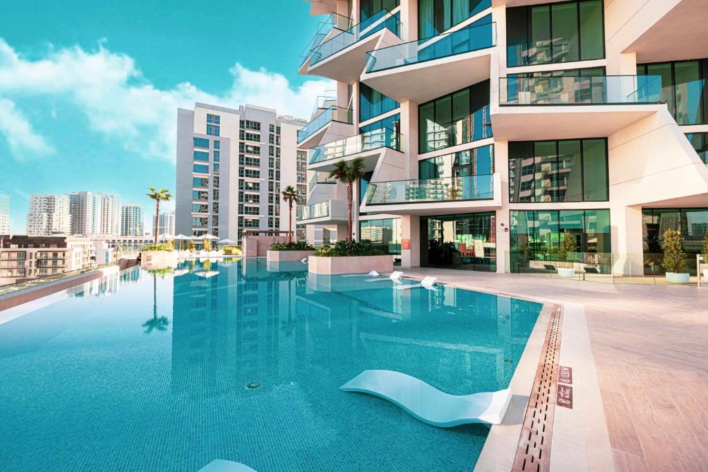 Infinity swimming pool running alongside the tower with in-water loungers
