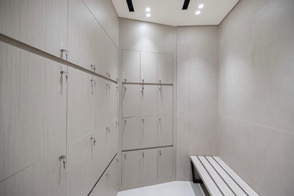 Changing room with lockers and a slatted bench